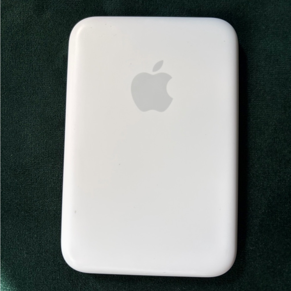 Apple MagSafe battery pack